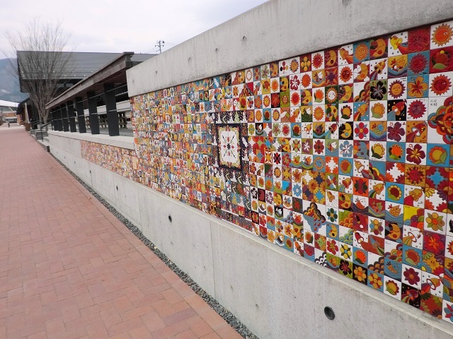 ▲女川駅前の商業施設ハマテラスの壁面に貼られたメモリアルタイル。他の場所のタイルと合わせると全部で1300枚ぐらいあります。