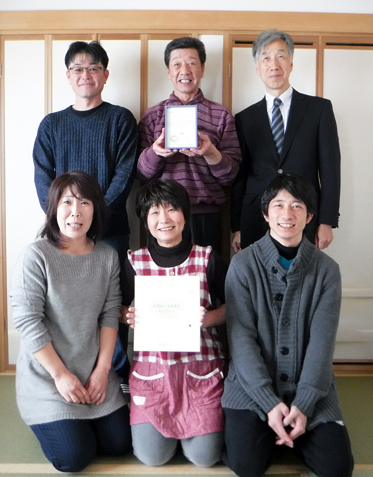 外山会長と皆さん、赤松理事長の写真